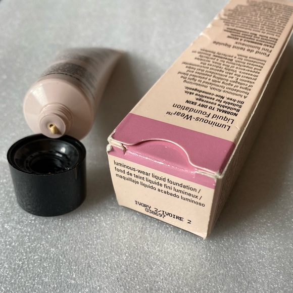 Mary Kay Ivory 2 Luminous Foundation - Picture 4 of 4
